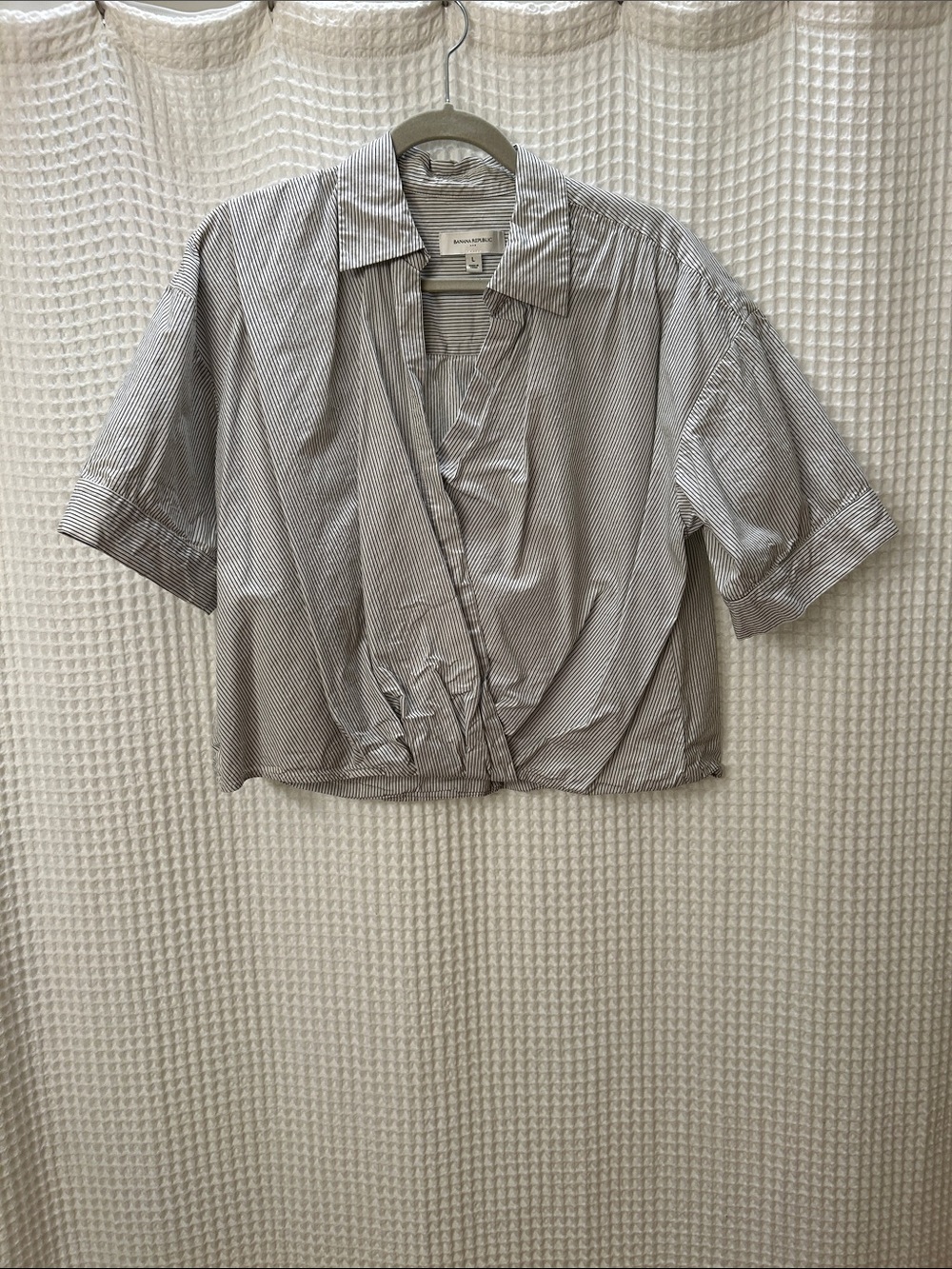 Banana Republic White and Gray Pinstripe Cropped Button-Down